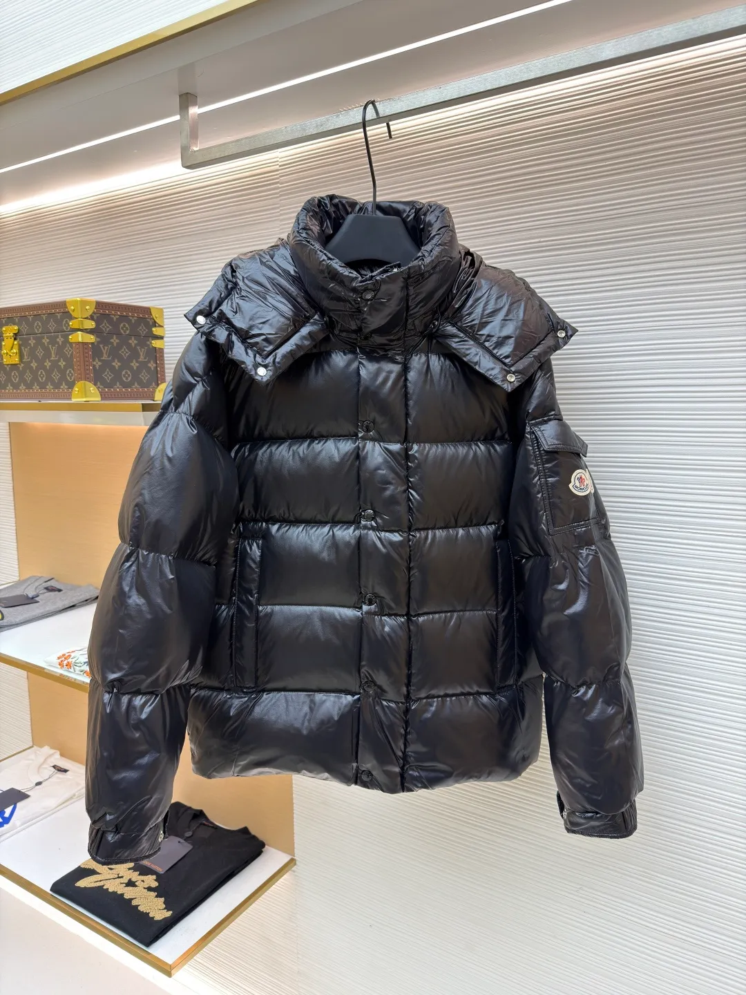 P390 Moncler/ 2026 70 、 。 DNA ， ， 。 Classic ， 、 。 Classic 70 。 Quality， 90 ，Premium Quality ， ，Black ！ Sizes M-3XL